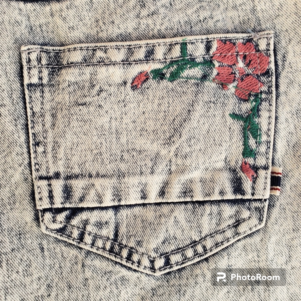SOLD Bellfield acid wash embroidered floral cut off jean shorts - Picture 8 of 10